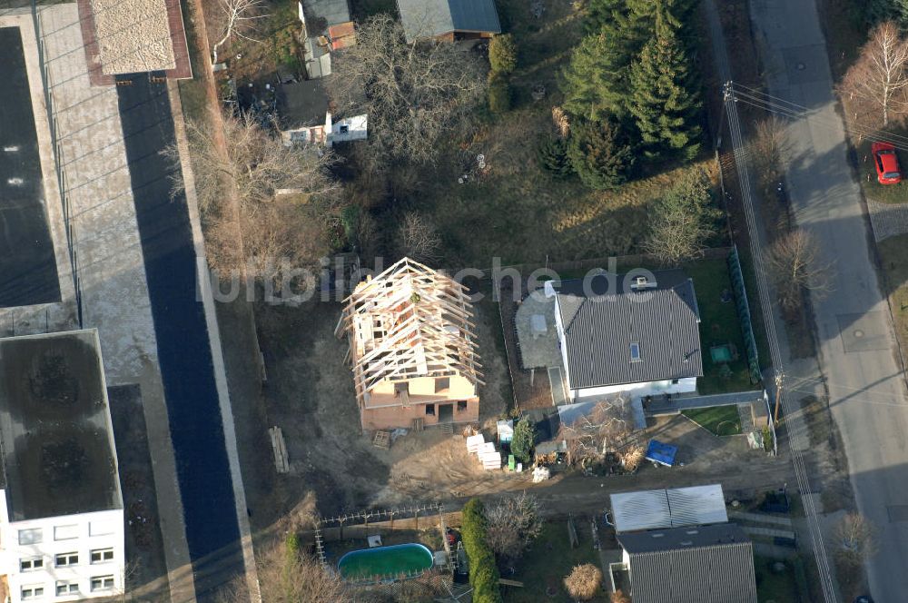 Luftbild Berlin - Baustelle eines Einfamilienhauses an der Bergedorfer Straße in 12621 BERLIN Kaulsdorf-Süd