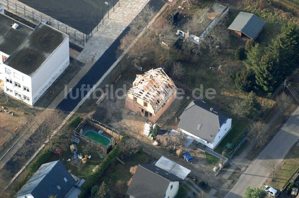 Luftaufnahme Berlin - Baustelle eines Einfamilienhauses an der Bergedorfer Straße in 12621 BERLIN Kaulsdorf-Süd