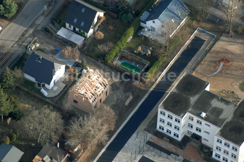 Berlin aus der Vogelperspektive: Baustelle eines Einfamilienhauses an der Bergedorfer Straße in 12621 BERLIN Kaulsdorf-Süd