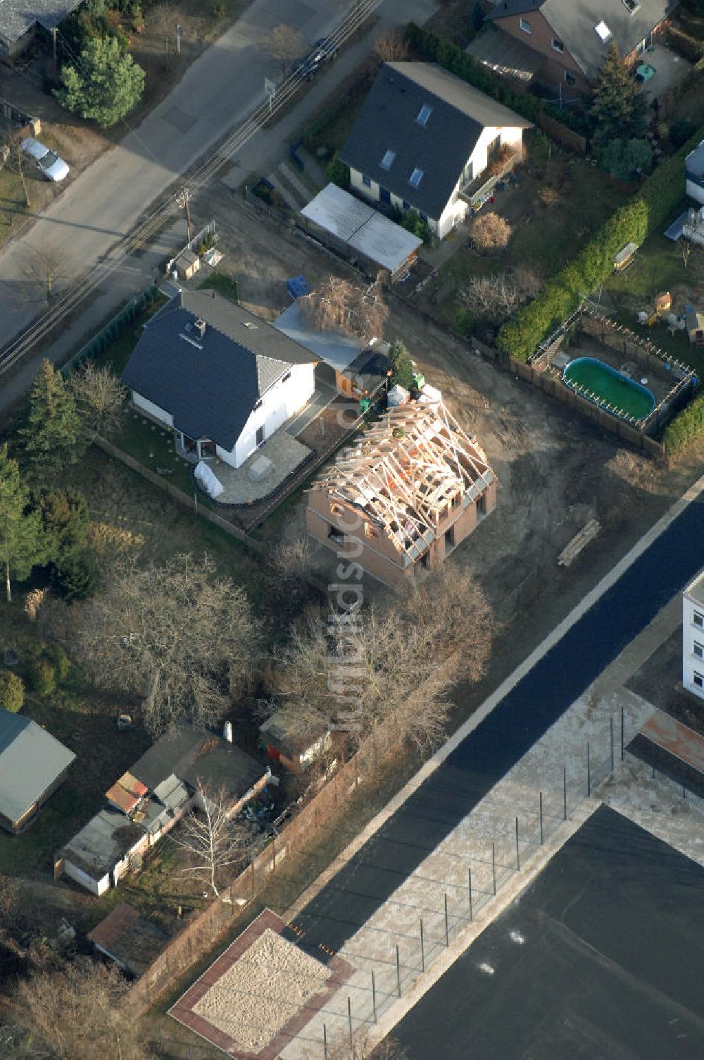 Luftaufnahme Berlin - Baustelle eines Einfamilienhauses an der Bergedorfer Straße in 12621 BERLIN Kaulsdorf-Süd