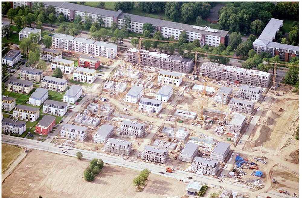 Berlin - Lichterfelde aus der Vogelperspektive: Baustelle Einfamilienreihenhäusern in Berlin - Lichterfelde