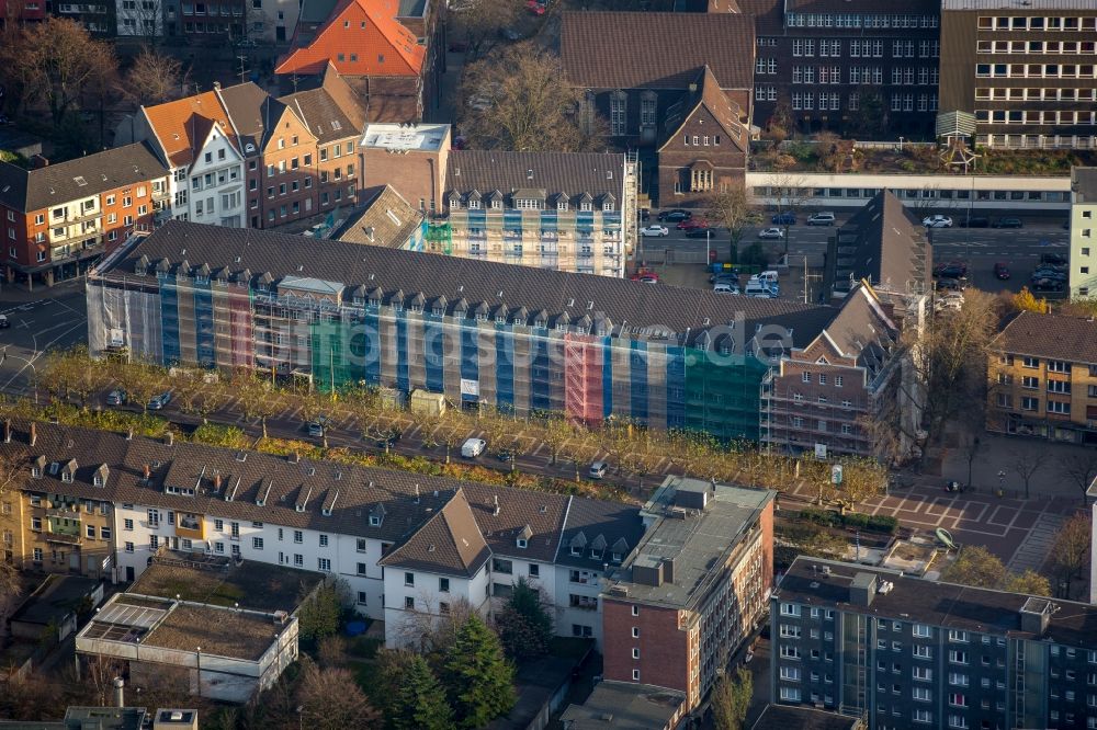 Luftbild Oberhausen - Baustelle und eingerüstete Gebäude am Friedensplatz in Oberhausen im Bundesland Nordrhein-Westfalen