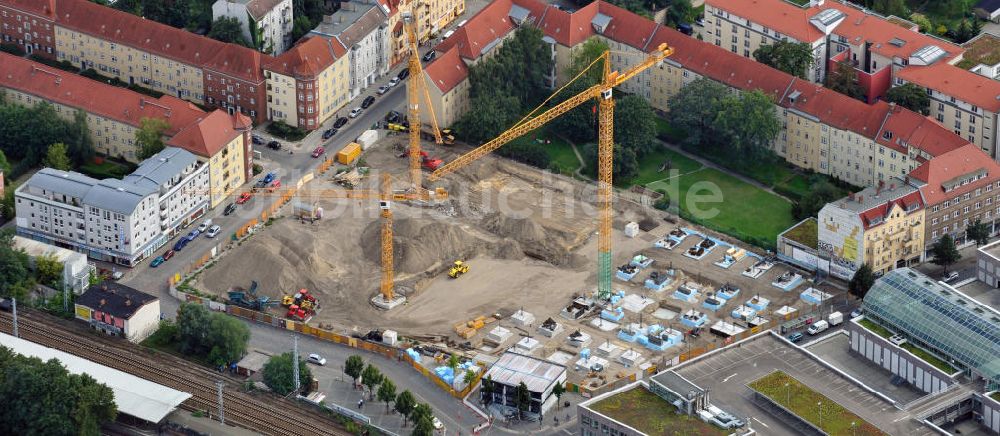 Luftbild Berlin Köpenick - Baustelle Einkaufszentrum am Elcknerplatz am Bahnhof Berlin - Köpenick