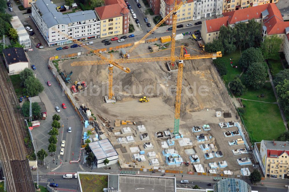 Luftbild Berlin Köpenick - Baustelle Einkaufszentrum am Elcknerplatz am Bahnhof Berlin - Köpenick