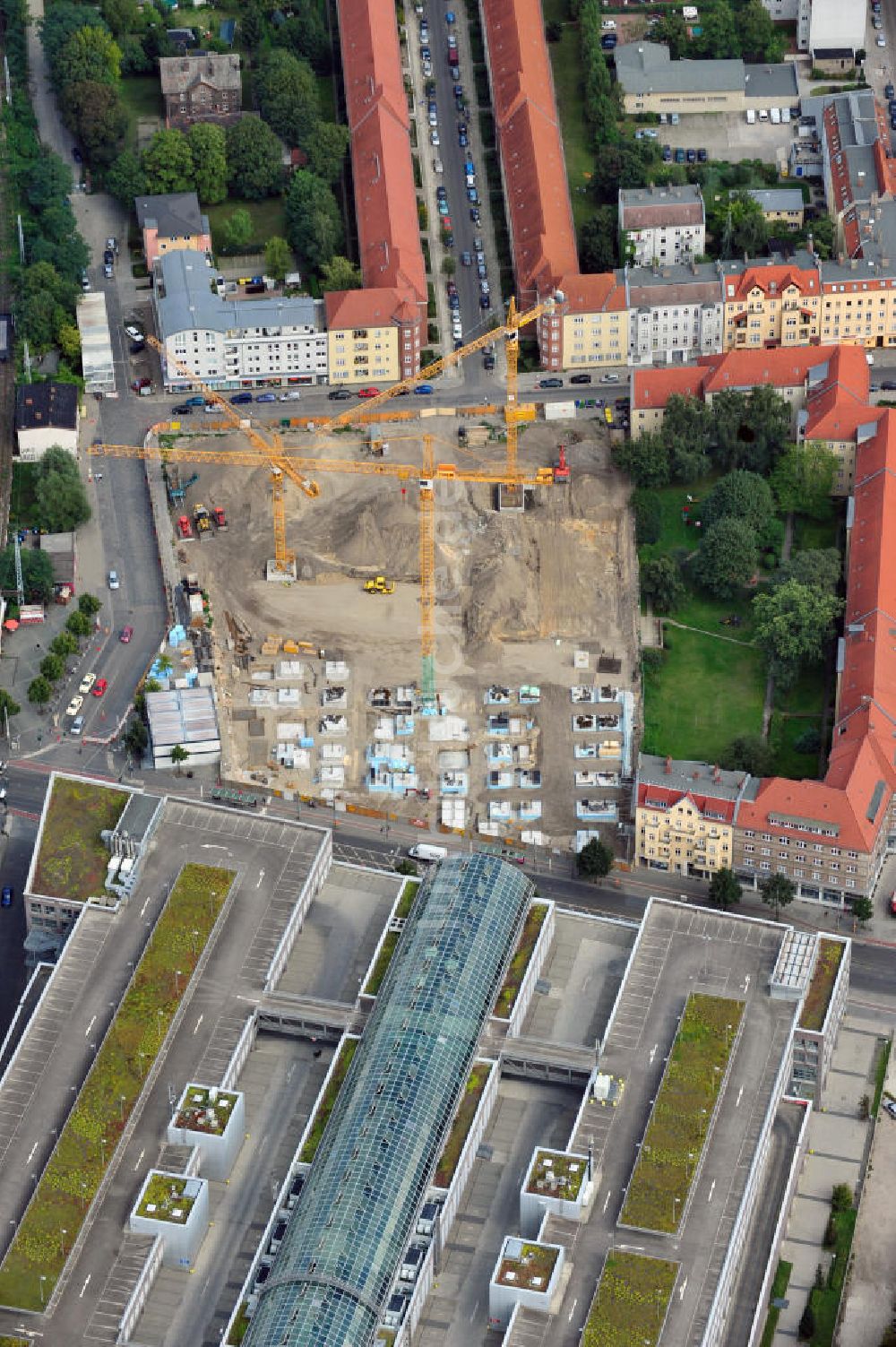 Berlin Köpenick aus der Vogelperspektive: Baustelle Einkaufszentrum am Elcknerplatz am Bahnhof Berlin - Köpenick