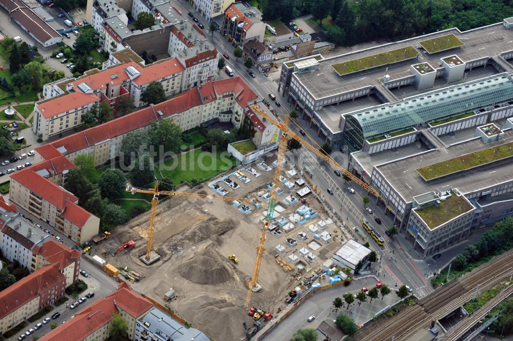 Berlin Köpenick aus der Vogelperspektive: Baustelle Einkaufszentrum am Elcknerplatz am Bahnhof Berlin - Köpenick