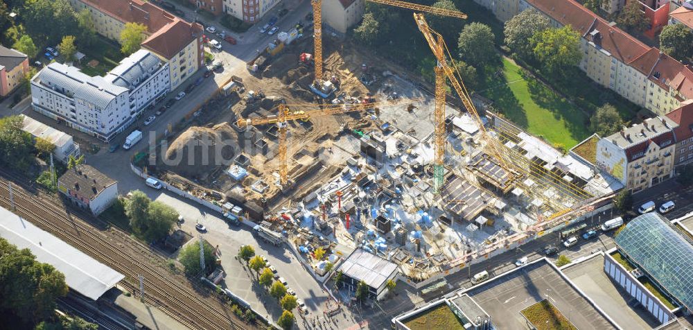 Berlin Köpenick aus der Vogelperspektive: Baustelle Einkaufszentrum am Elcknerplatz am Bahnhof Berlin - Köpenick