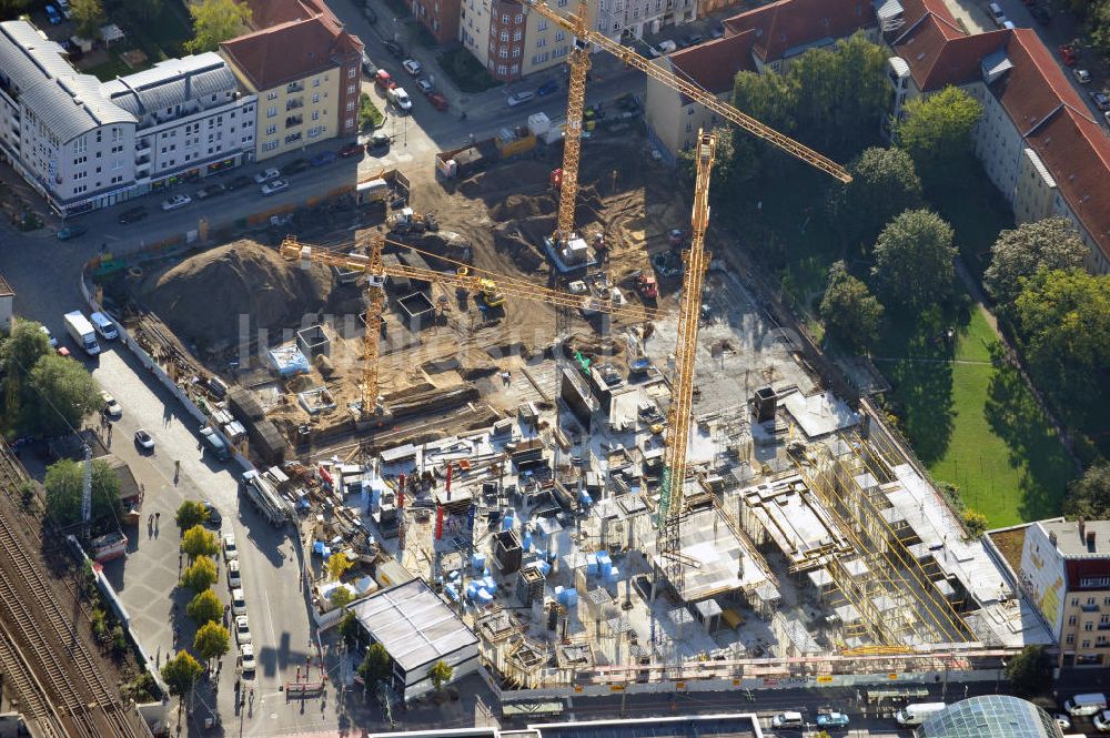 Luftbild Berlin Köpenick - Baustelle Einkaufszentrum am Elcknerplatz am Bahnhof Berlin - Köpenick