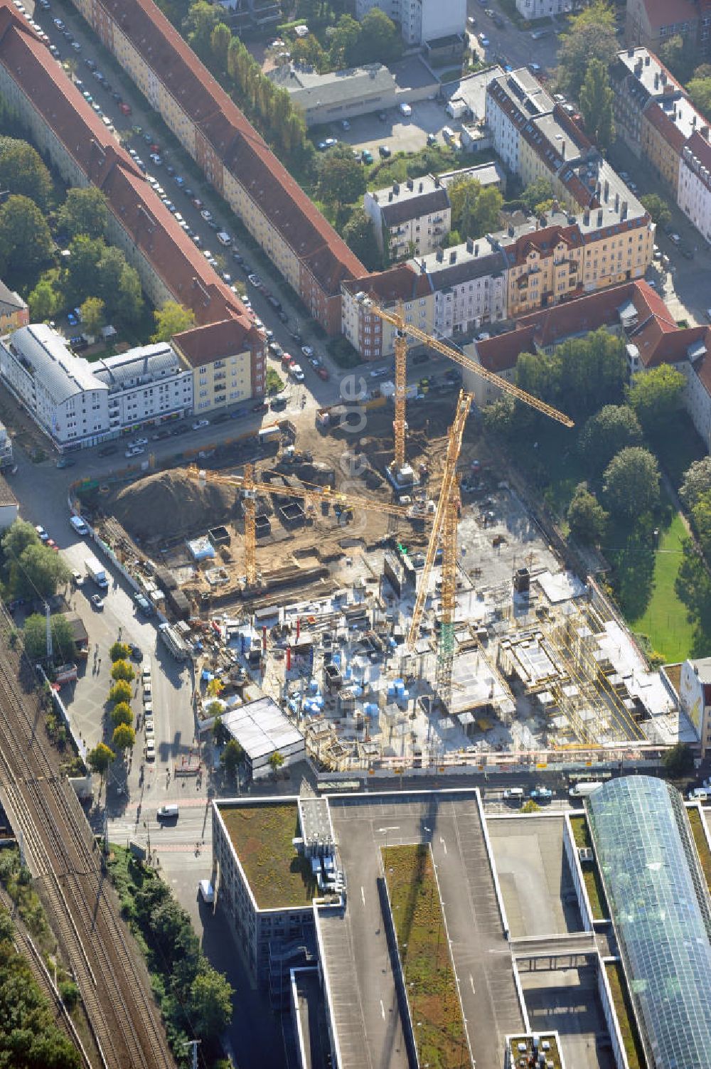 Luftaufnahme Berlin Köpenick - Baustelle Einkaufszentrum am Elcknerplatz am Bahnhof Berlin - Köpenick