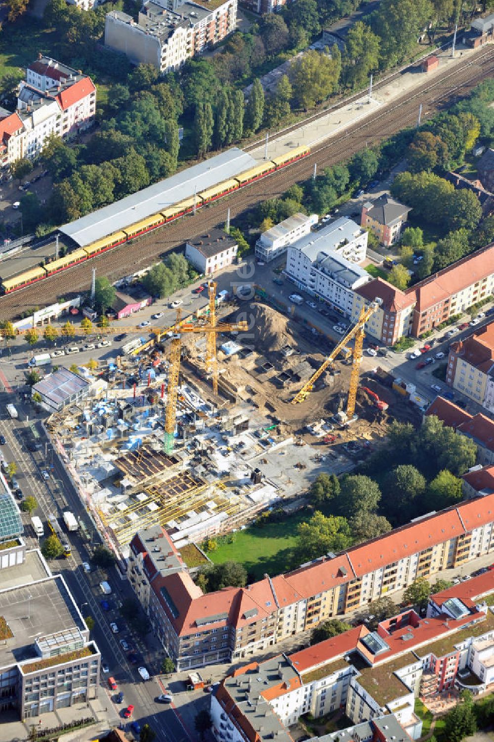 Berlin Köpenick aus der Vogelperspektive: Baustelle Einkaufszentrum am Elcknerplatz am Bahnhof Berlin - Köpenick