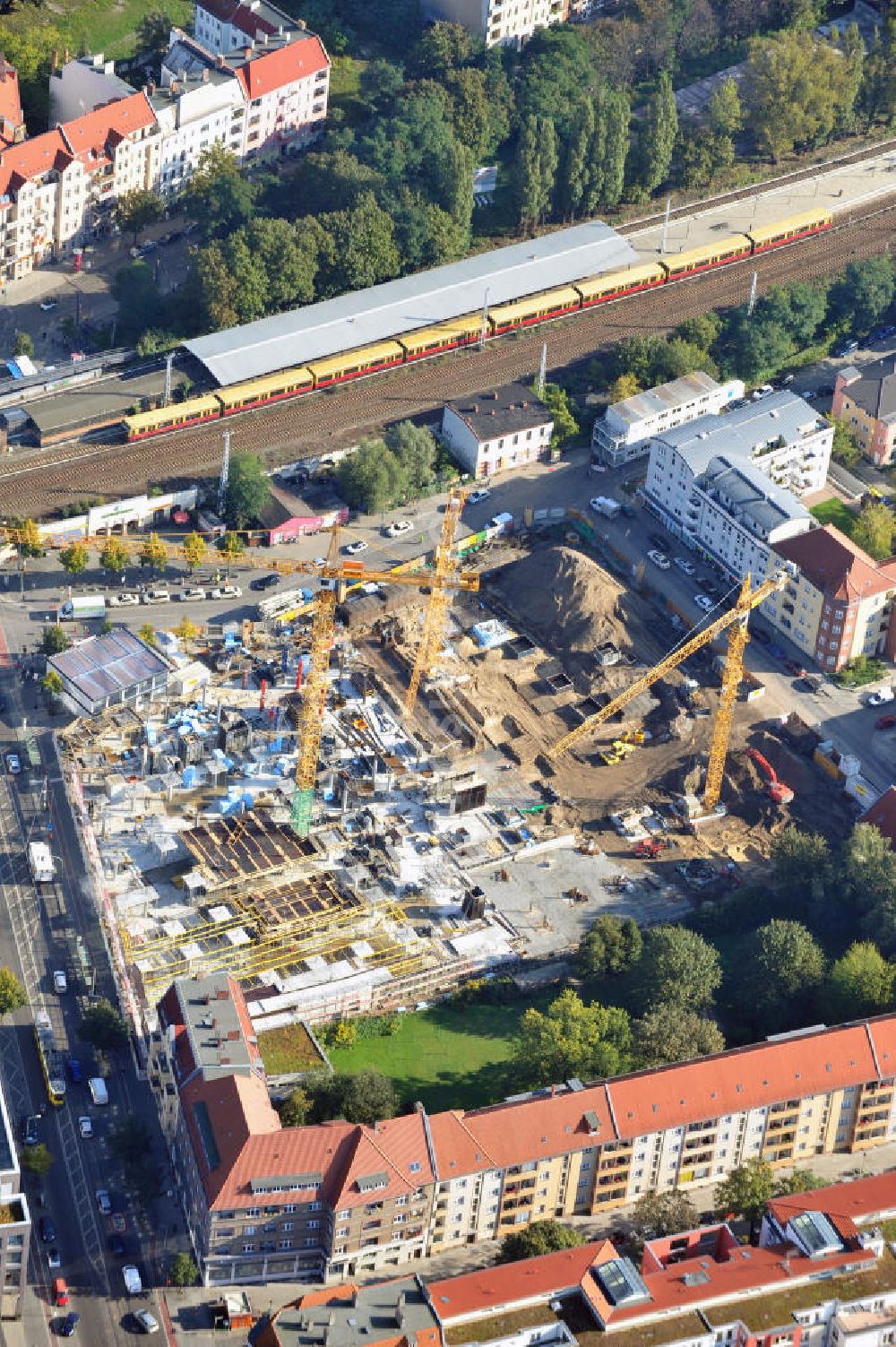 Luftbild Berlin Köpenick - Baustelle Einkaufszentrum am Elcknerplatz am Bahnhof Berlin - Köpenick