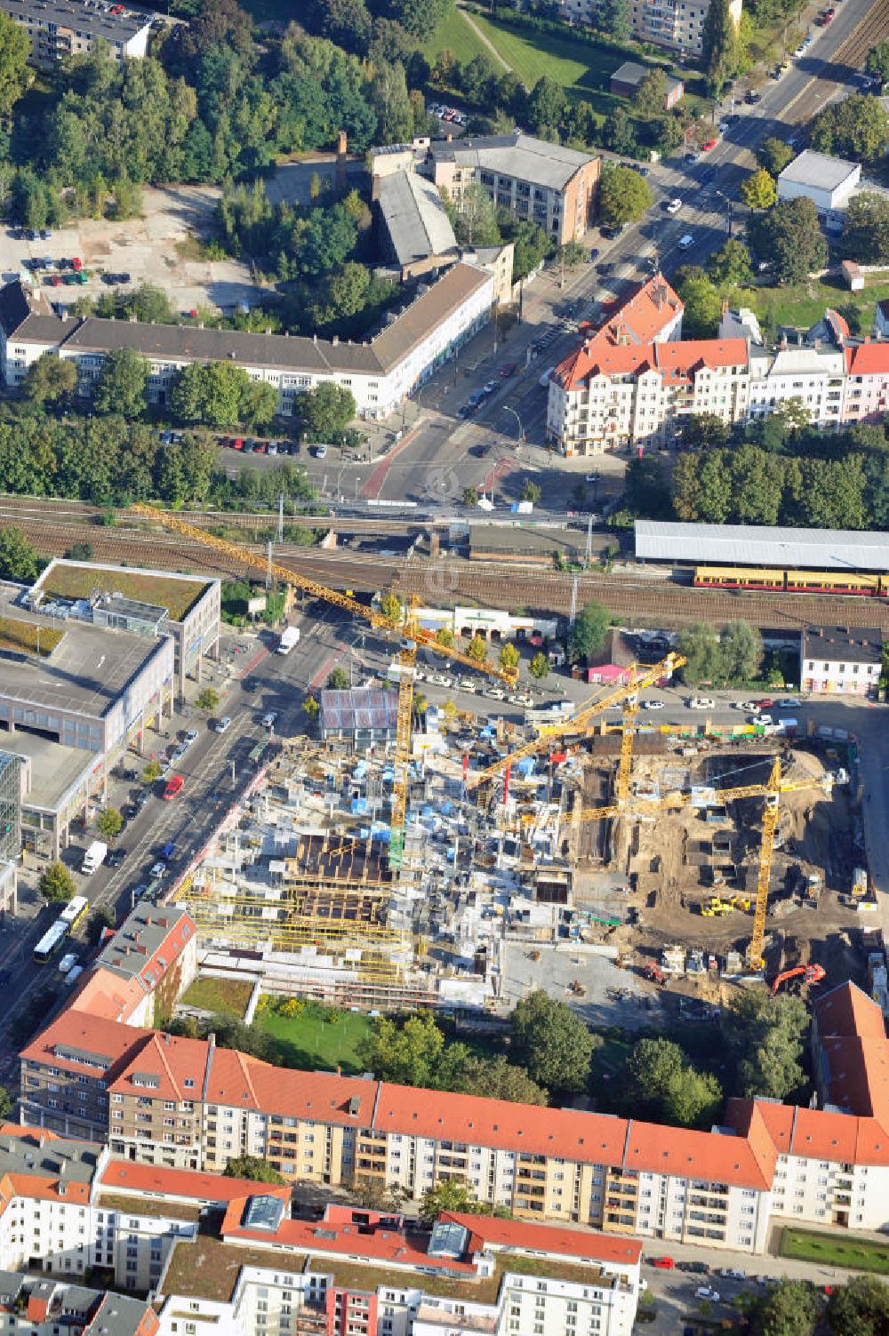 Berlin Köpenick aus der Vogelperspektive: Baustelle Einkaufszentrum am Elcknerplatz am Bahnhof Berlin - Köpenick