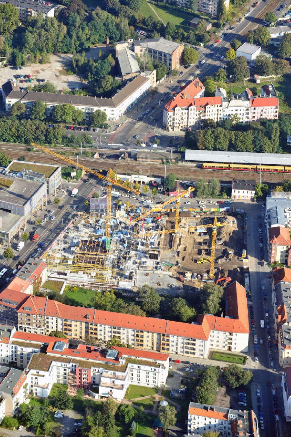 Luftbild Berlin Köpenick - Baustelle Einkaufszentrum am Elcknerplatz am Bahnhof Berlin - Köpenick