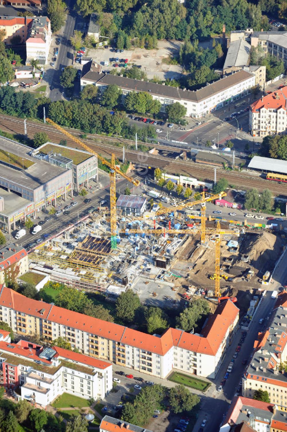 Berlin Köpenick aus der Vogelperspektive: Baustelle Einkaufszentrum am Elcknerplatz am Bahnhof Berlin - Köpenick