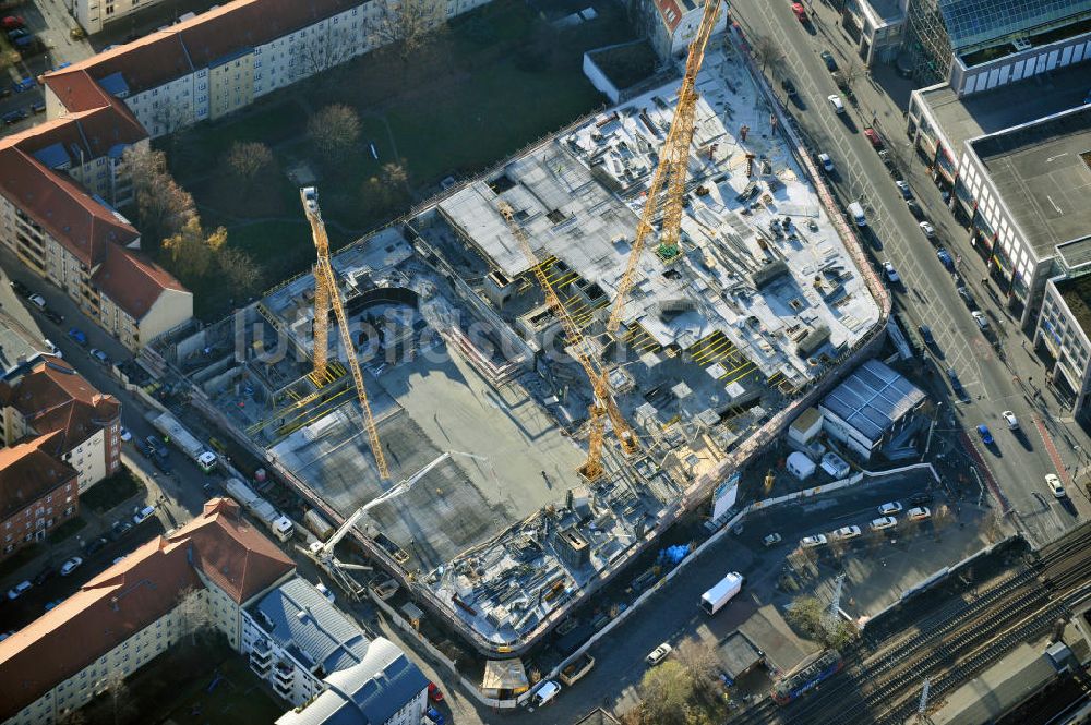 Berlin Köpenick aus der Vogelperspektive: Baustelle Einkaufszentrum am Elcknerplatz am Bahnhof Berlin - Köpenick