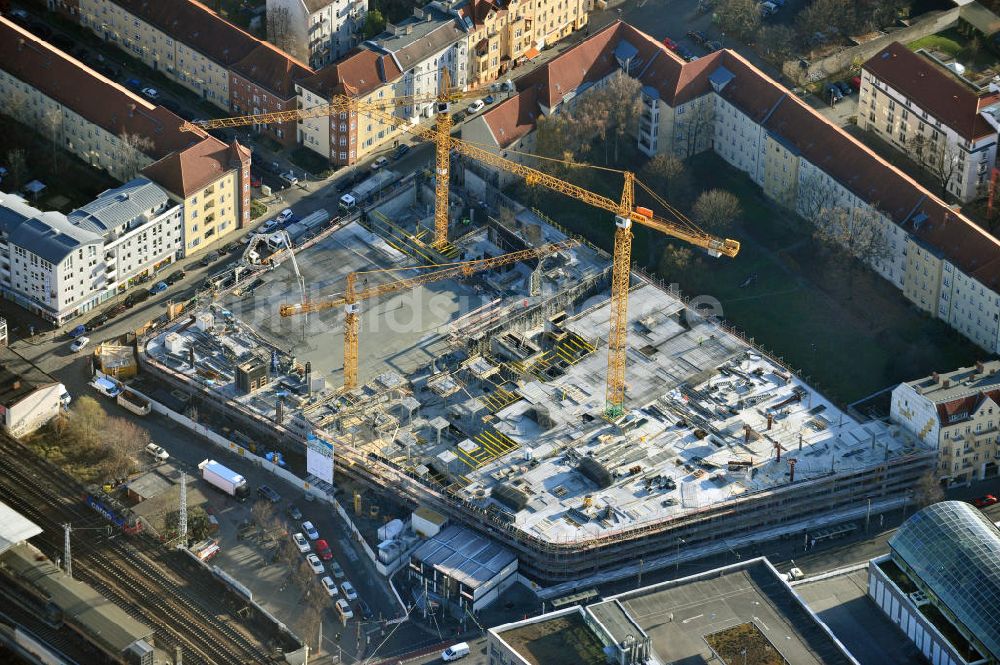 Berlin Köpenick aus der Vogelperspektive: Baustelle Einkaufszentrum am Elcknerplatz am Bahnhof Berlin - Köpenick