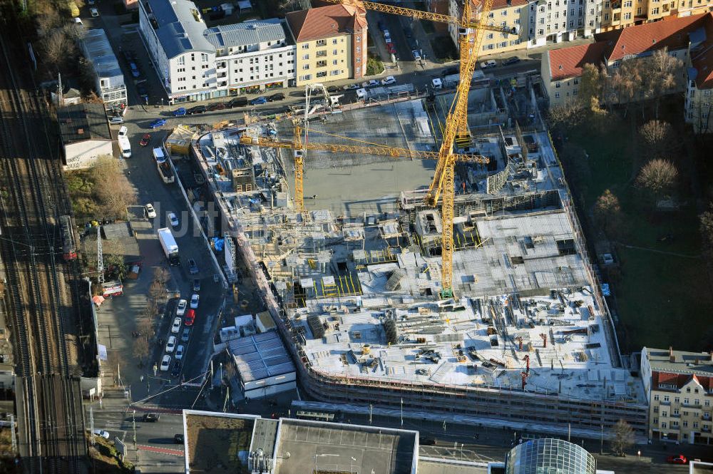 Luftbild Berlin Köpenick - Baustelle Einkaufszentrum am Elcknerplatz am Bahnhof Berlin - Köpenick