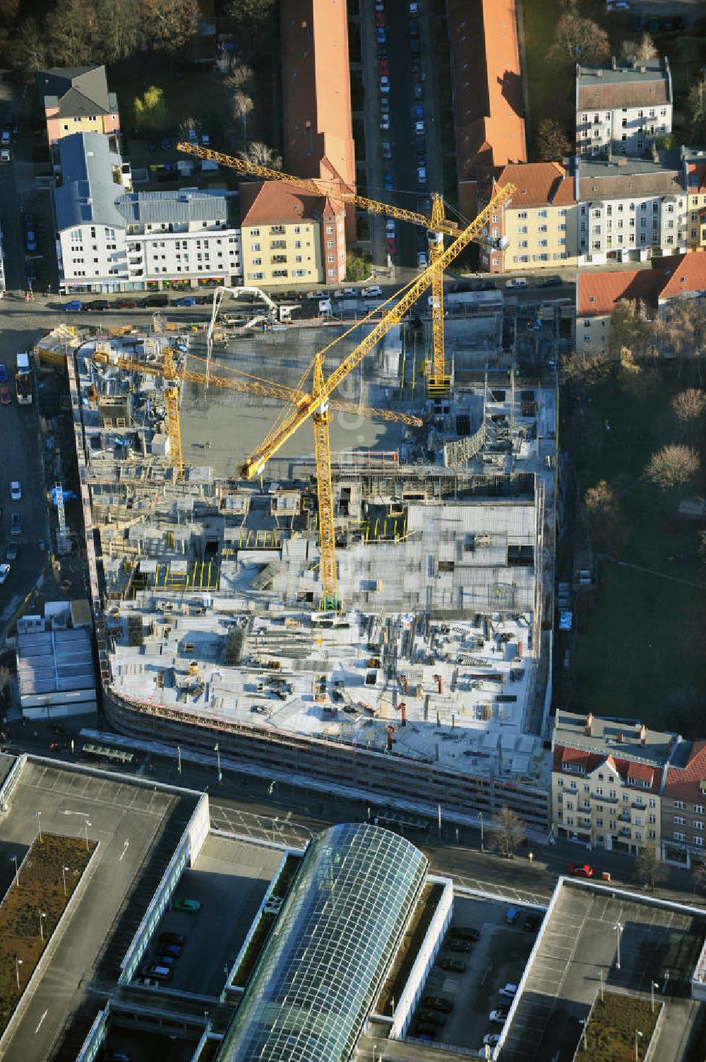 Luftaufnahme Berlin Köpenick - Baustelle Einkaufszentrum am Elcknerplatz am Bahnhof Berlin - Köpenick