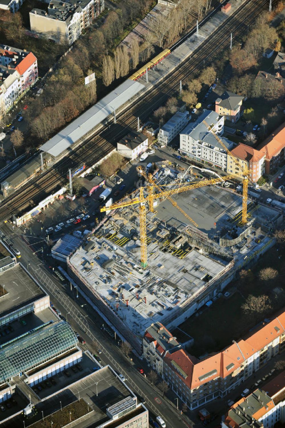 Berlin Köpenick aus der Vogelperspektive: Baustelle Einkaufszentrum am Elcknerplatz am Bahnhof Berlin - Köpenick