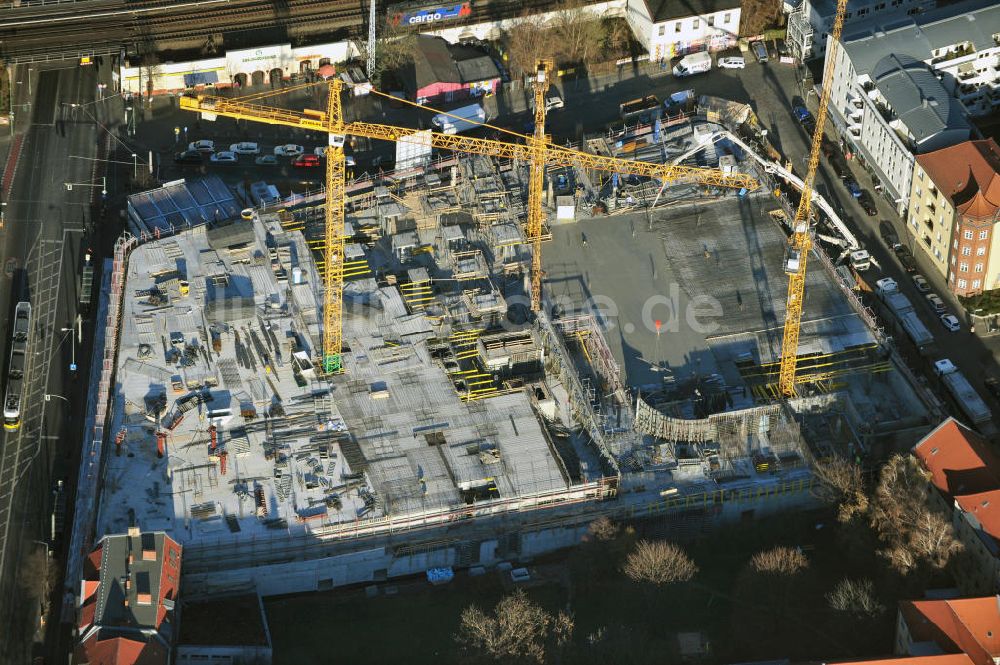 Luftbild Berlin Köpenick - Baustelle Einkaufszentrum am Elcknerplatz am Bahnhof Berlin - Köpenick