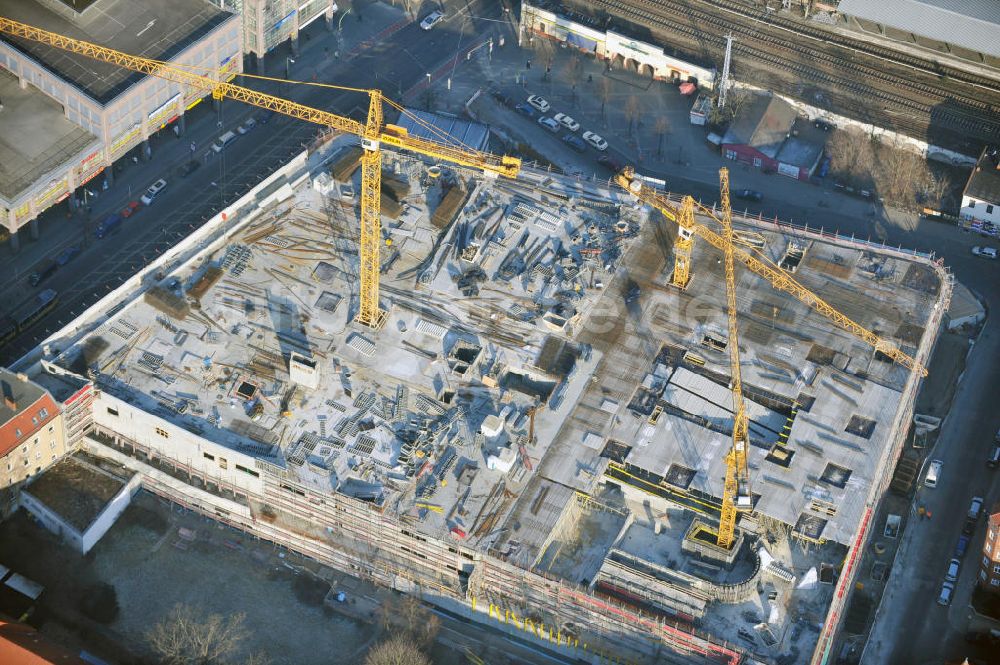 Luftbild Berlin - Baustelle Einkaufszentrum am Elcknerplatz am Bahnhof Berlin - Köpenick