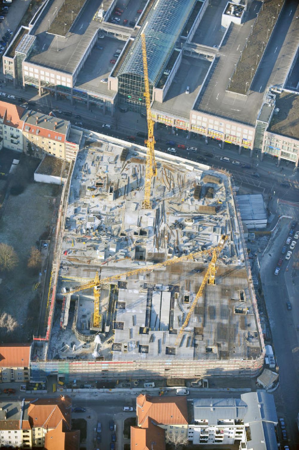 Berlin von oben - Baustelle Einkaufszentrum am Elcknerplatz am Bahnhof Berlin - Köpenick