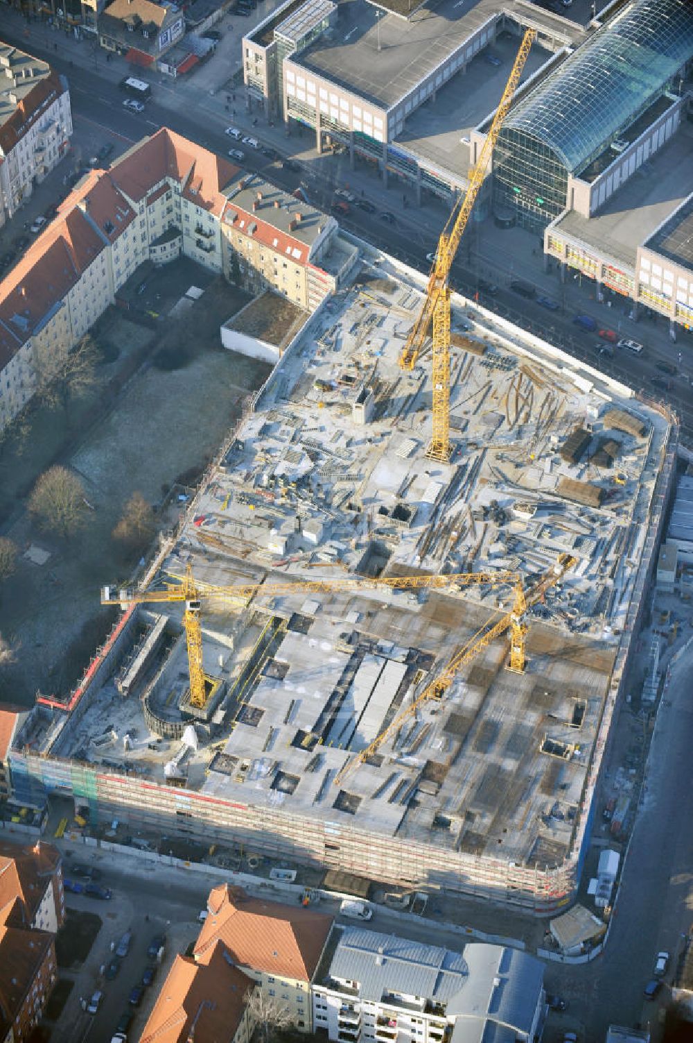 Berlin aus der Vogelperspektive: Baustelle Einkaufszentrum am Elcknerplatz am Bahnhof Berlin - Köpenick