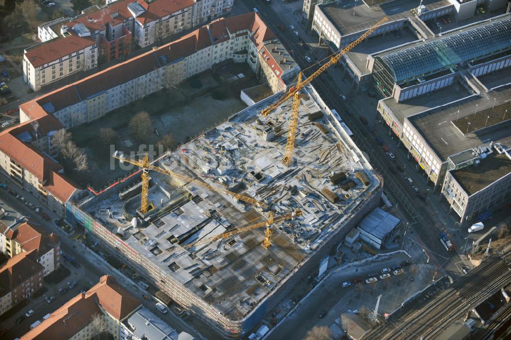 Luftbild Berlin - Baustelle Einkaufszentrum am Elcknerplatz am Bahnhof Berlin - Köpenick