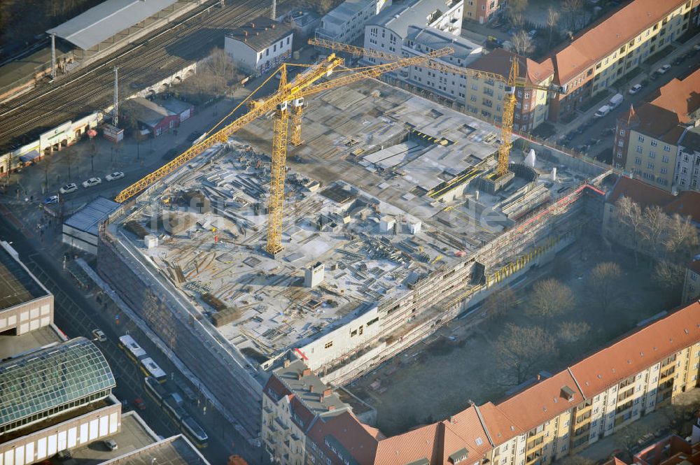 Luftaufnahme Berlin - Baustelle Einkaufszentrum am Elcknerplatz am Bahnhof Berlin - Köpenick