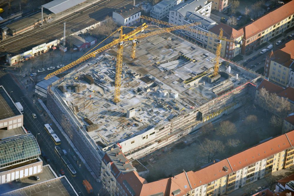 Berlin von oben - Baustelle Einkaufszentrum am Elcknerplatz am Bahnhof Berlin - Köpenick