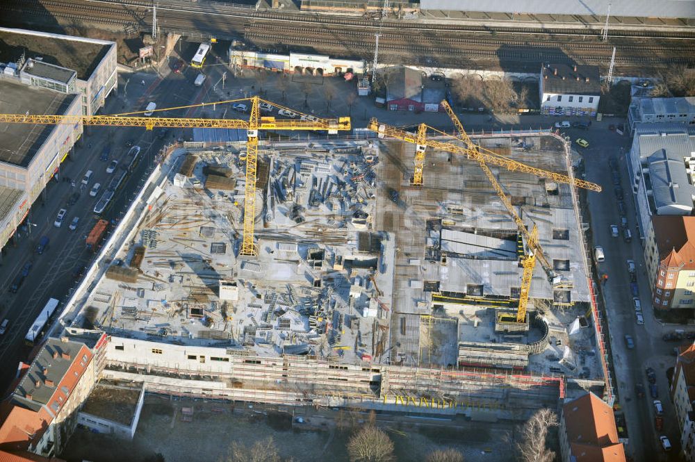 Berlin aus der Vogelperspektive: Baustelle Einkaufszentrum am Elcknerplatz am Bahnhof Berlin - Köpenick