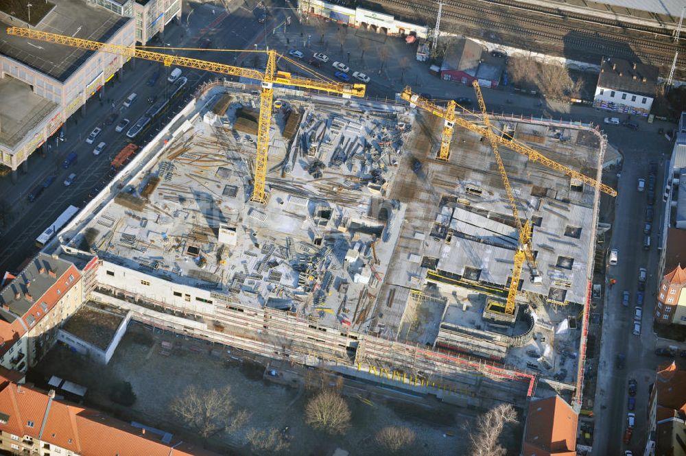 Luftbild Berlin - Baustelle Einkaufszentrum am Elcknerplatz am Bahnhof Berlin - Köpenick