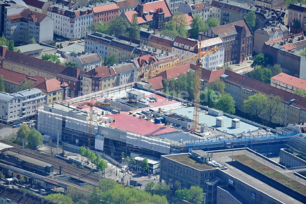 Berlin von oben - Baustelle Einkaufszentrum am Elcknerplatz am Bahnhof Berlin - Köpenick