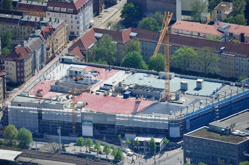 Berlin aus der Vogelperspektive: Baustelle Einkaufszentrum am Elcknerplatz am Bahnhof Berlin - Köpenick