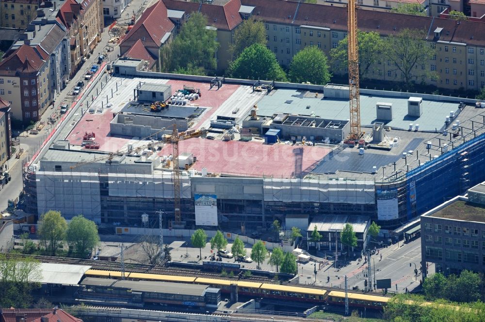 Luftbild Berlin - Baustelle Einkaufszentrum am Elcknerplatz am Bahnhof Berlin - Köpenick