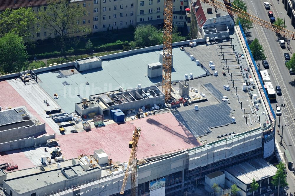 Luftaufnahme Berlin - Baustelle Einkaufszentrum am Elcknerplatz am Bahnhof Berlin - Köpenick