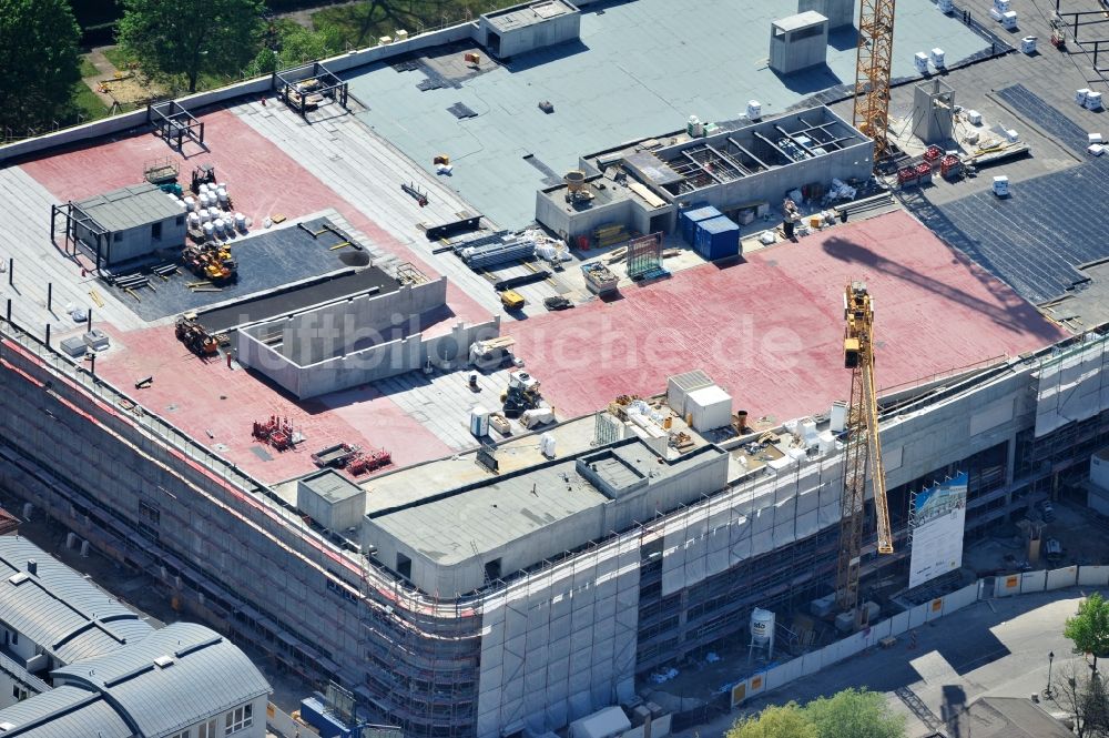 Berlin aus der Vogelperspektive: Baustelle Einkaufszentrum am Elcknerplatz am Bahnhof Berlin - Köpenick