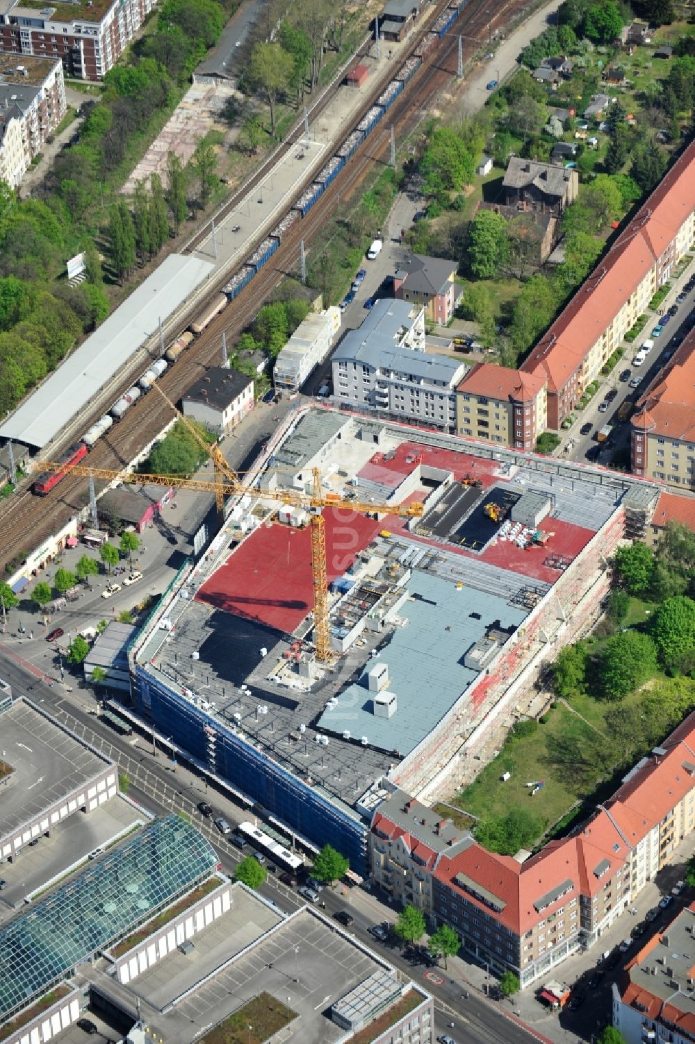 Berlin aus der Vogelperspektive: Baustelle Einkaufszentrum am Elcknerplatz am Bahnhof Berlin - Köpenick