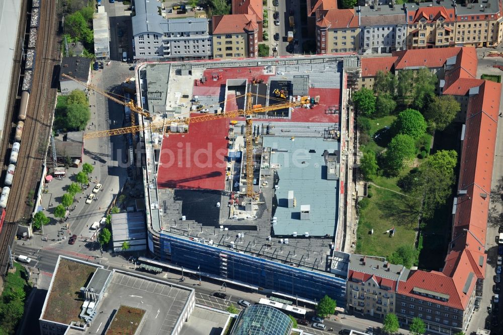 Berlin von oben - Baustelle Einkaufszentrum am Elcknerplatz am Bahnhof Berlin - Köpenick