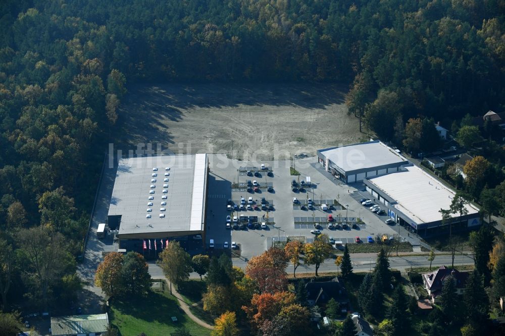 Hohen Neuendorf von oben - Baustelle am Einkaufszentrum und Supermarkt- Filiale von REWE in Hohen Neuendorf im Bundesland Brandenburg