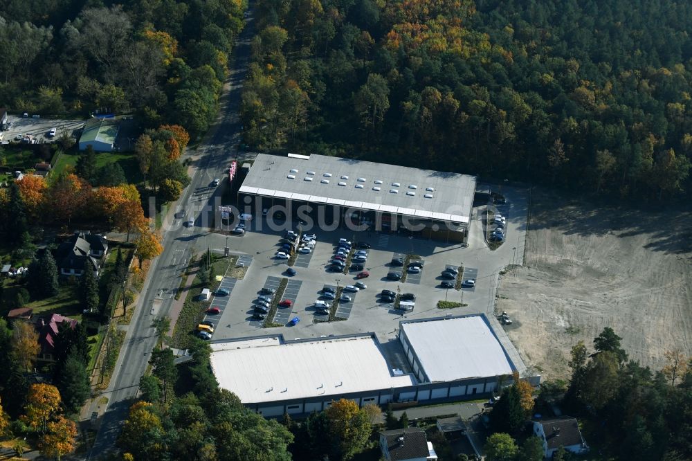 Hohen Neuendorf aus der Vogelperspektive: Baustelle am Einkaufszentrum und Supermarkt- Filiale von REWE in Hohen Neuendorf im Bundesland Brandenburg