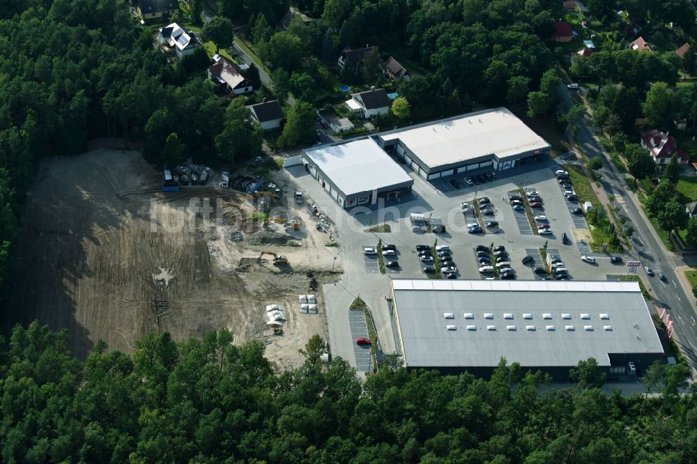 Luftbild Hohen Neuendorf - Baustelle am Einkaufszentrum und Supermarkt- Filiale von REWE in Hohen Neuendorf im Bundesland Brandenburg