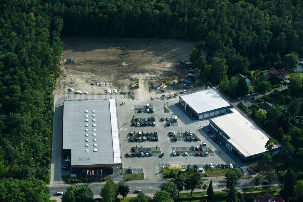 Luftaufnahme Hohen Neuendorf - Baustelle am Einkaufszentrum und Supermarkt- Filiale von REWE in Hohen Neuendorf im Bundesland Brandenburg