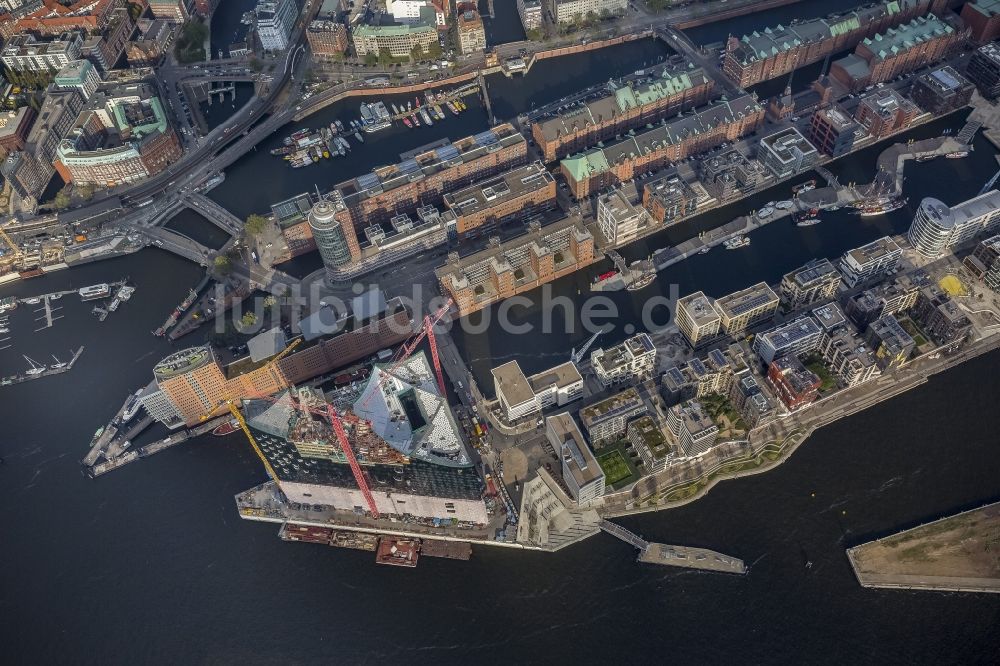 Hamburg von oben - Baustelle der Elb-Philharmonie am Ufer der Elbe in der Speicherstadt von Hamburg