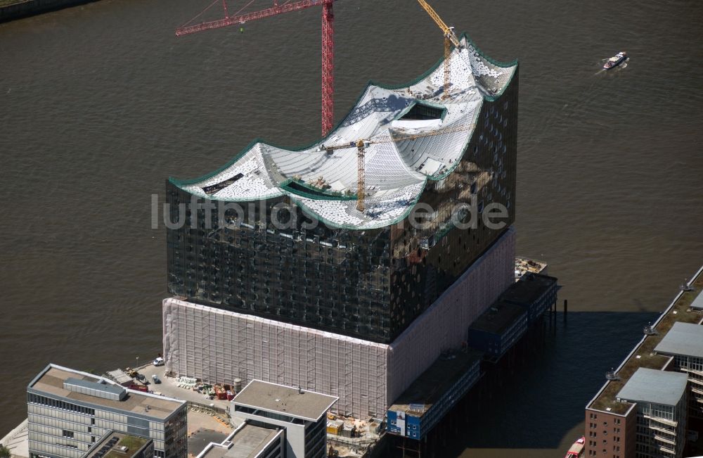 Luftbild Hamburg - Baustelle der Elb-Philharmonie am Ufer der Elbe in der Speicherstadt von Hamburg