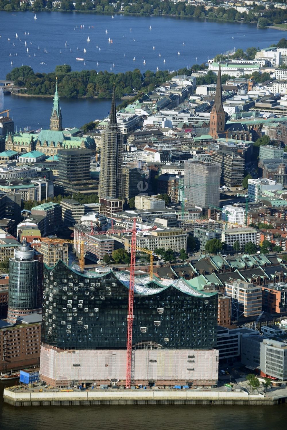 Hamburg von oben - Baustelle der Elb-Philharmonie am Ufer der Elbe in der Speicherstadt von Hamburg