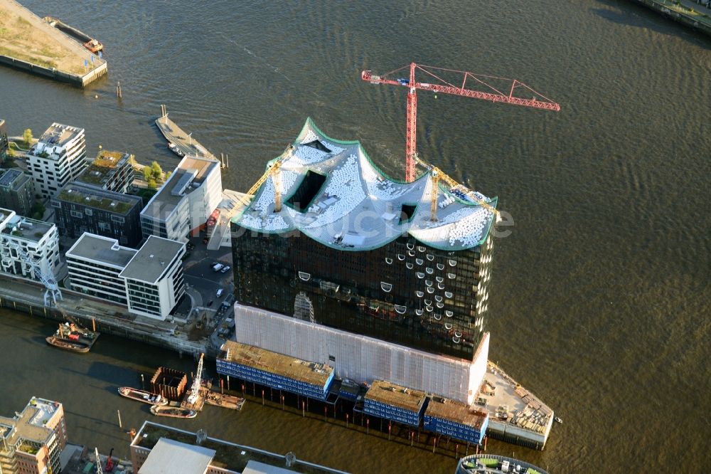 Luftaufnahme Hamburg - Baustelle der Elb-Philharmonie am Ufer der Elbe in der Speicherstadt von Hamburg