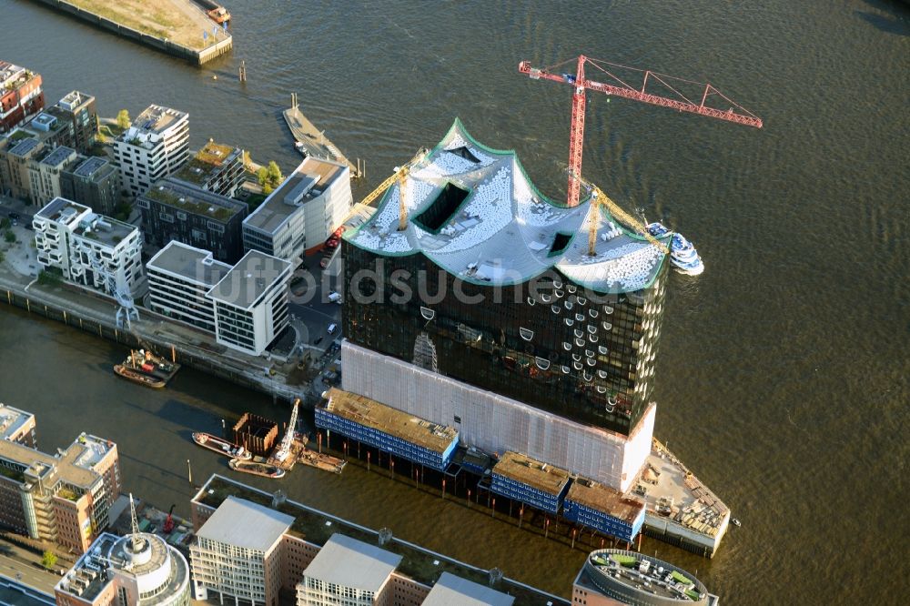 Hamburg von oben - Baustelle der Elb-Philharmonie am Ufer der Elbe in der Speicherstadt von Hamburg