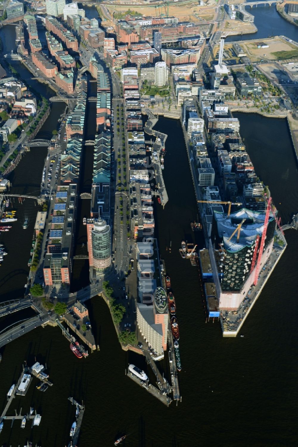 Hamburg aus der Vogelperspektive: Baustelle der Elb-Philharmonie am Ufer der Elbe in der Speicherstadt von Hamburg