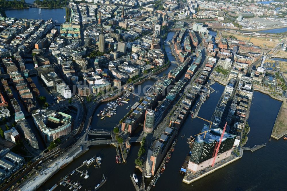 Luftbild Hamburg - Baustelle der Elb-Philharmonie am Ufer der Elbe in der Speicherstadt von Hamburg